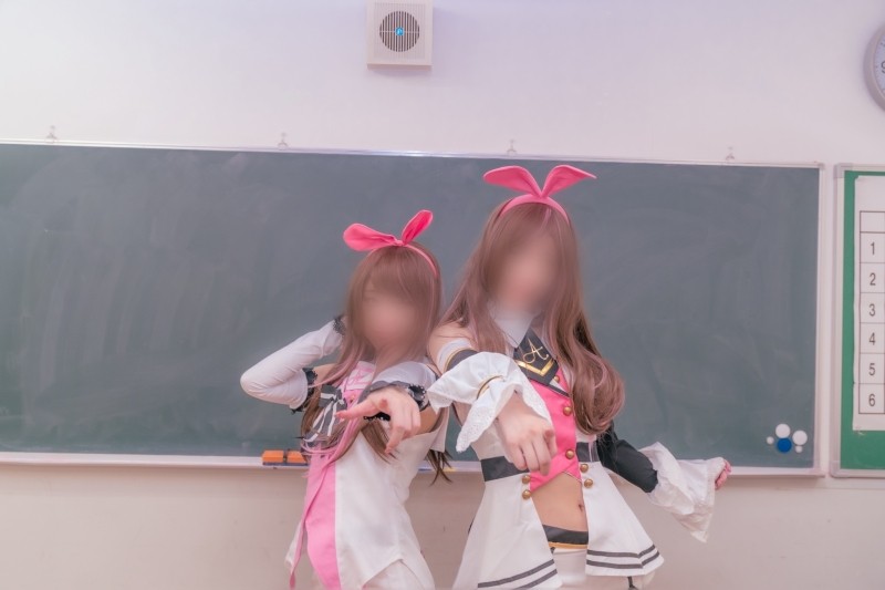 FC2-PPV-1934586 – [VTuber] A dream experience of being double attacked by Kizuna〇i x 2 amateur layers.  – Even the virgin can't stand it, she shifts her clothes and fucks her *Full face exposed and creampie