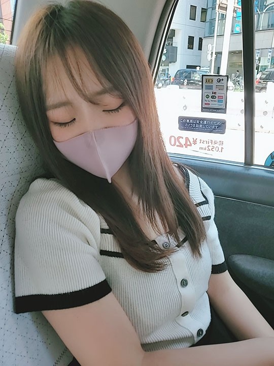 FC2-PPV-3037045 – [Owned work / outflow] A junior girlfriend who is fair-skinned and slender and has good sensitivity.  – While listening to her boyfriend's complaints, she brought her to her room and ejaculated over her raw vagina.